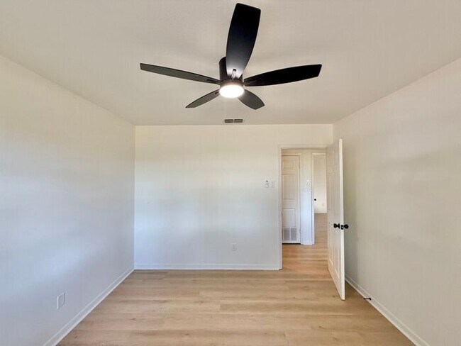 Building Photo - Spacious 3-Bedroom, 2-Bath Home with Bonus...