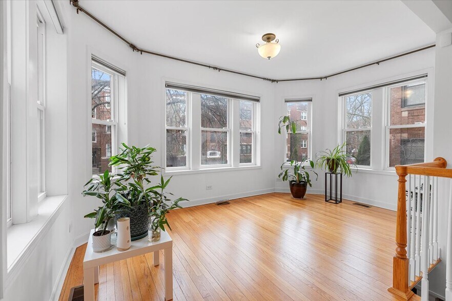 Building Photo - 6445 N Greenview Ave