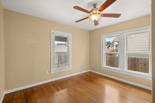 Building Photo - 502 Dell Ct