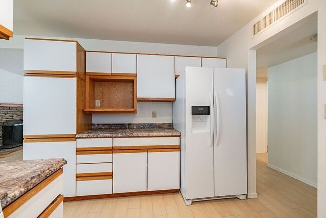 Building Photo - Charming 3-Bed Home with Spacious Backyard...