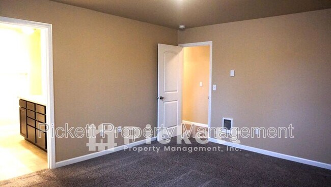 Building Photo - 821 SE Kinsley Ln