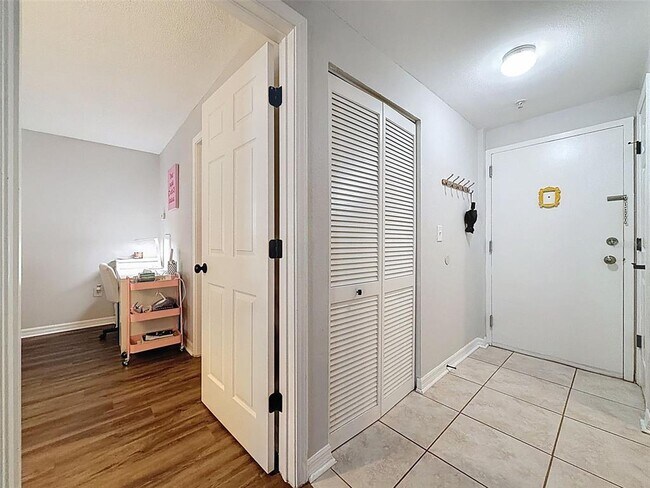 Building Photo - 406 S Cedar Ave