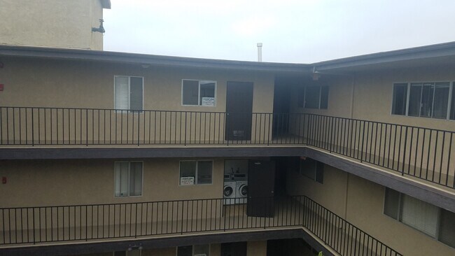 Building Photo - 1061 Park Ave