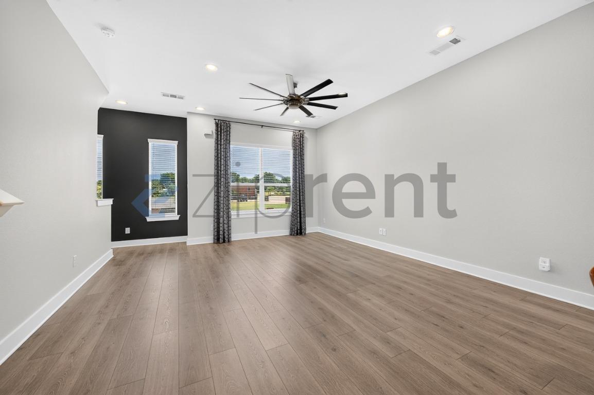 Building Photo - Unit