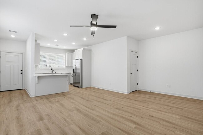 Building Photo - 3 Bed | 2 Bath Luxury Duplex