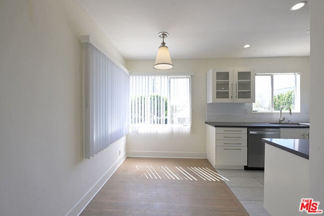 Building Photo - 3101 Arizona Ave