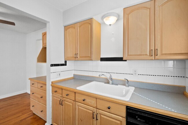 Building Photo - 7112-7114 Jamieson Ave