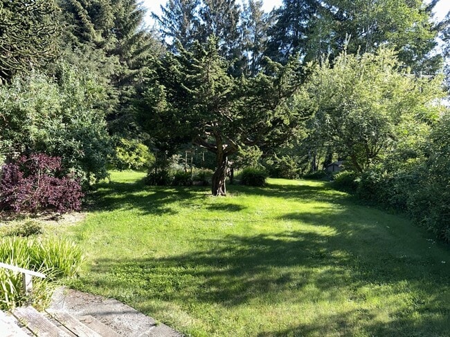 Building Photo - 2000+ sf home is in a great location, pet ...