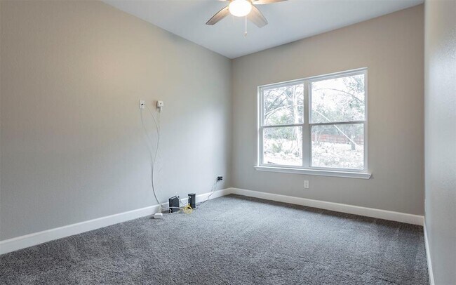 Building Photo - 2718 Leslie Ln