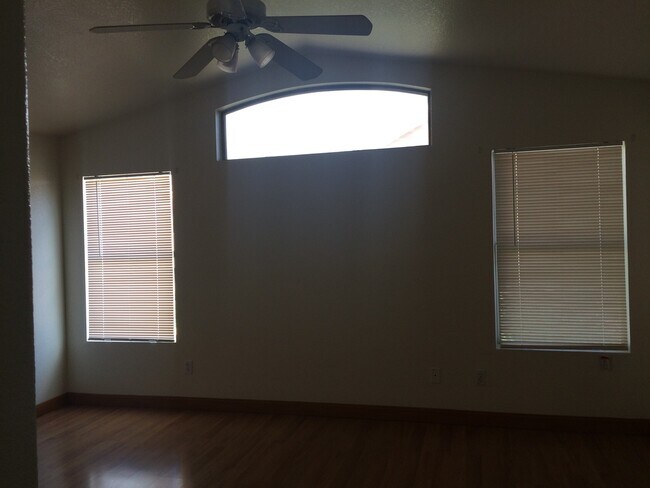 Building Photo - Beautiful 3 bedroom 2 bath North Phoenix h...