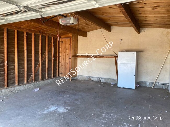 Building Photo - 3 Bedroom, 2 Bath Home for Rent in Barstow