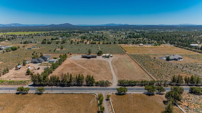 Building Photo - Luxury Home for Rent – Expansive Acreage, ...