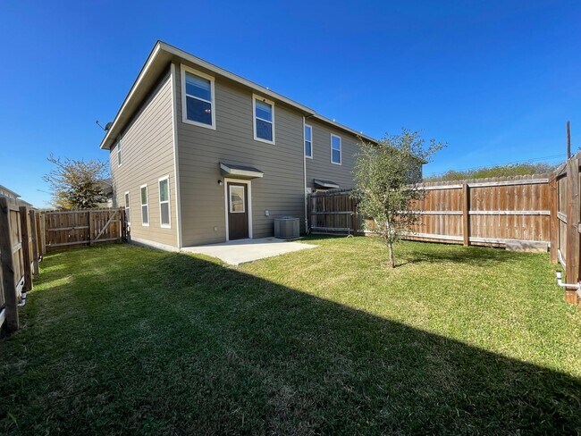 Building Photo - Town home for rent