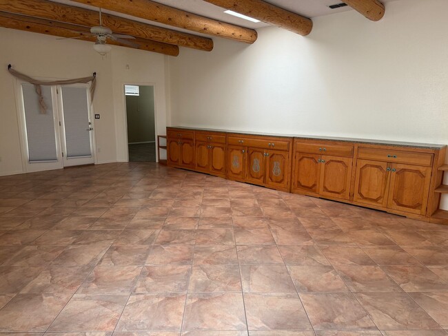 Building Photo - Location, Location!  3 Br, 2 Ba, fireplace in living room, kitchen appliances