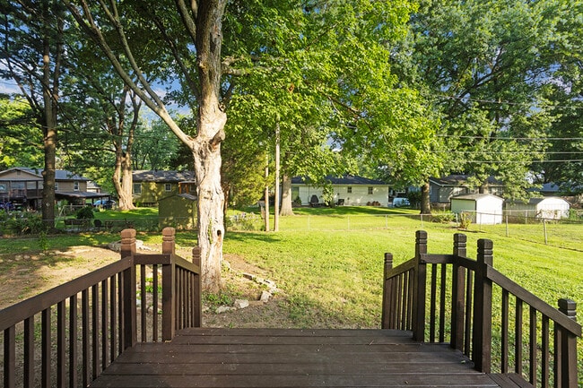 Building Photo - 518 NW Frances Dr