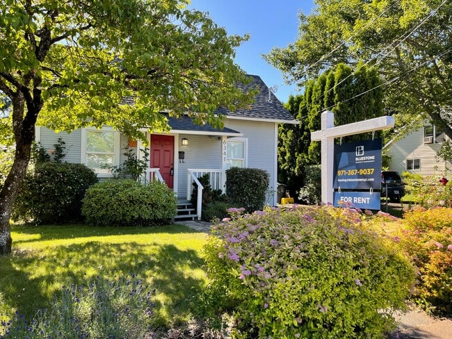 Building Photo - Adorable bungalow with a yard in a fantastic SE location!