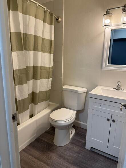 Building Photo - 2131 N Summit Ave