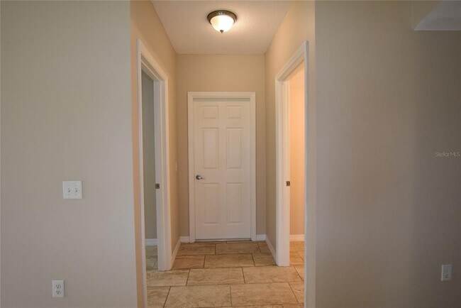 Building Photo - 527 Bristol Cir