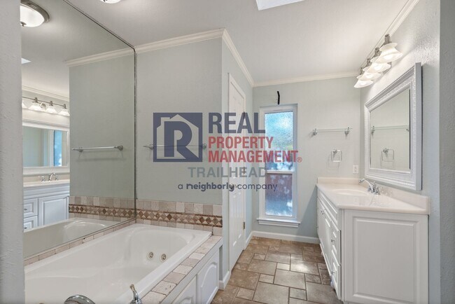 Building Photo - Charming 3 Bed 2 Bath Home in a Great Neighborhood - Private Pool!