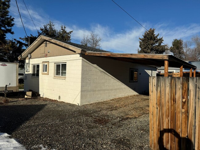 Building Photo - Cozy 2-Bedroom Home with Pet-Friendly Living