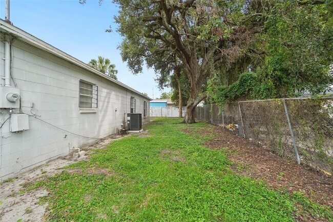 Building Photo - 3115 E 33rd Ave