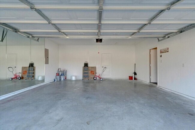 Building Photo - 2560 Thannisch Ave
