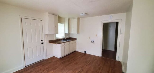 Building Photo - 2 Bedroom House