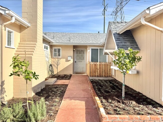 Building Photo - Beautifully Remodeled 4bd/2.5ba CLAIREMONT Home! Fenced yard, garage, PET friendly!