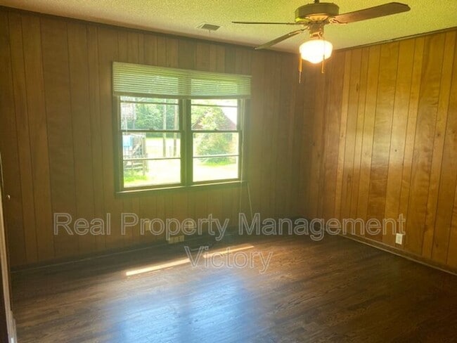 Building Photo - 201 Holly St