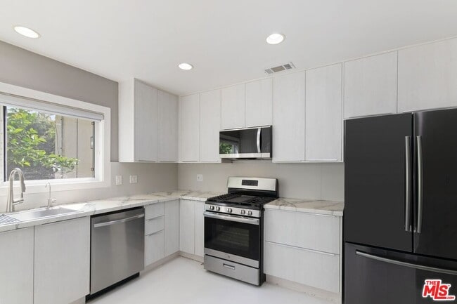 Building Photo - 1112 S Highland Ave