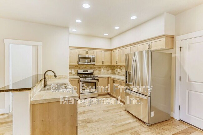 Building Photo - 570 SW 201st Ave