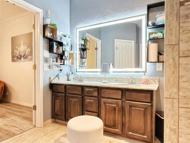 Building Photo - 6162 N Brookline Ave