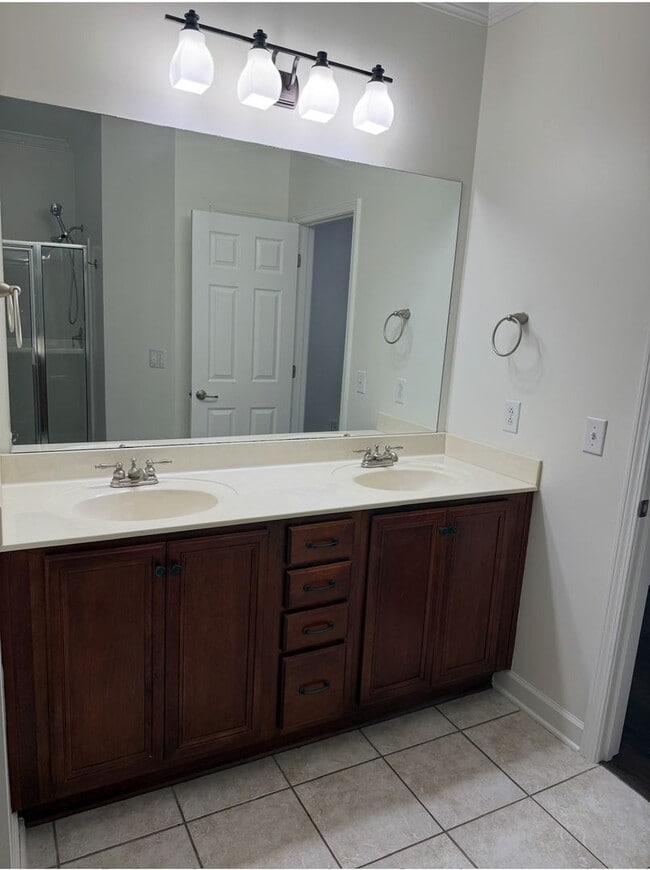 Building Photo - Beautiful 4 Bedroom Home