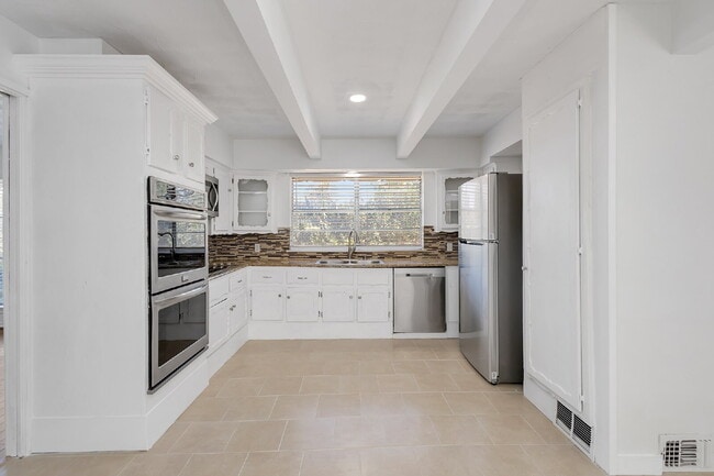 Building Photo - Beautiful Single-Story Home for Rent in Dallas | 3 Bedrooms | Living Room | Dining Room + Large G...