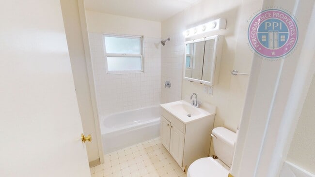 Building Photo - Charming home in NE Portland in the David ...