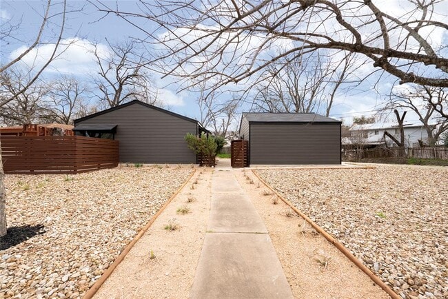 Building Photo - 5731 Wellington Dr