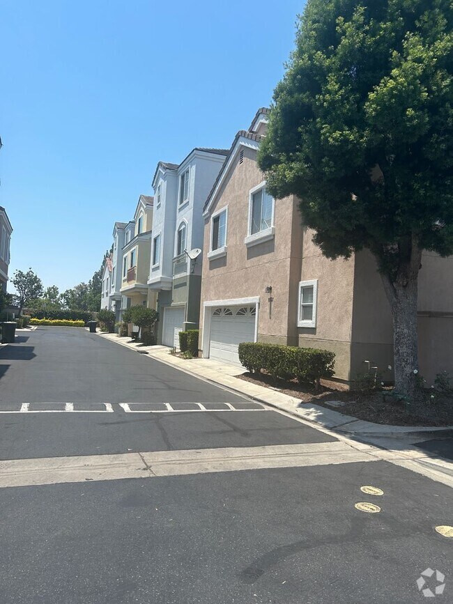 Building Photo - Spacious 2-Story Home in Prime Location
