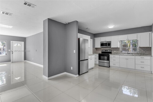 Building Photo - 2221 SW 13th St