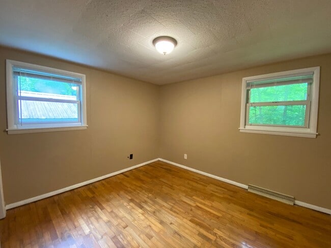 Building Photo - Available Aug 28th , 2026!