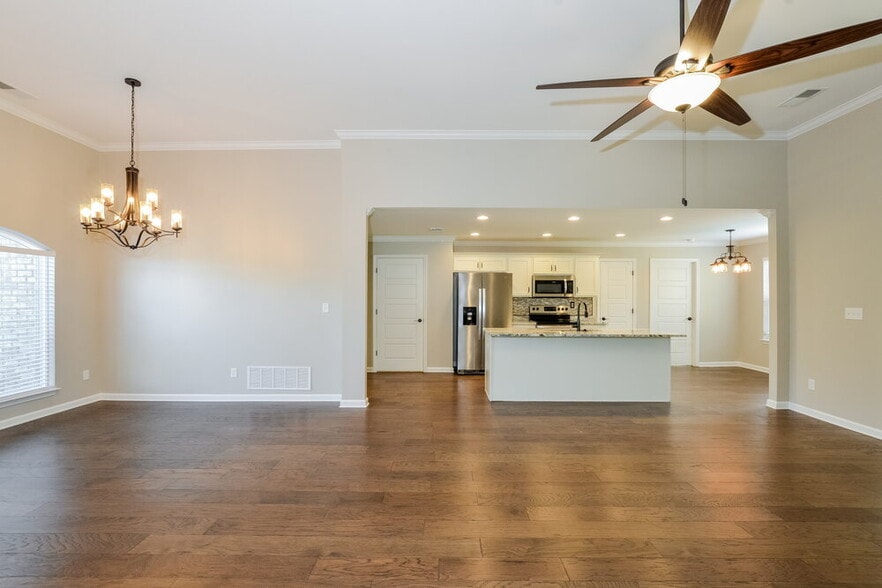 Building Photo - 3821 Dawnwood Cir W