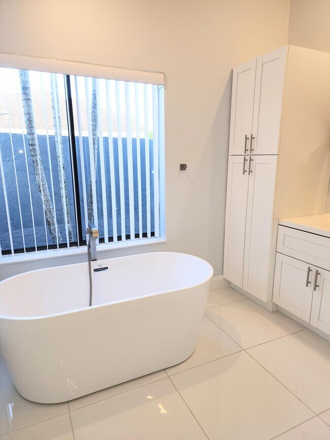 Building Photo - 14526 Paddock Dr