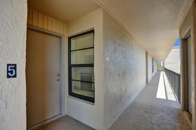 Building Photo - 6 Royal Palm Way