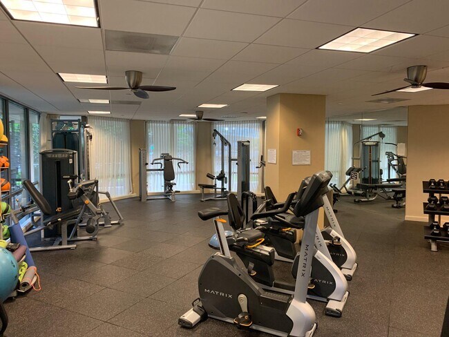 Building Photo - 901 N Monroe St