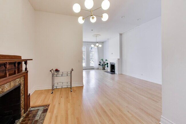 Building Photo - 1402 N La Salle Dr