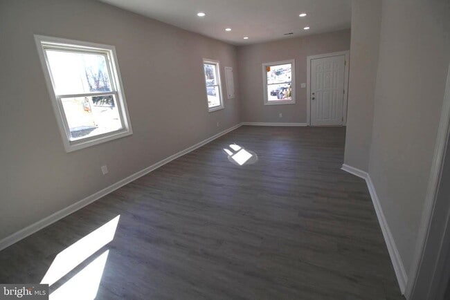 Building Photo - 5522 Addison Rd