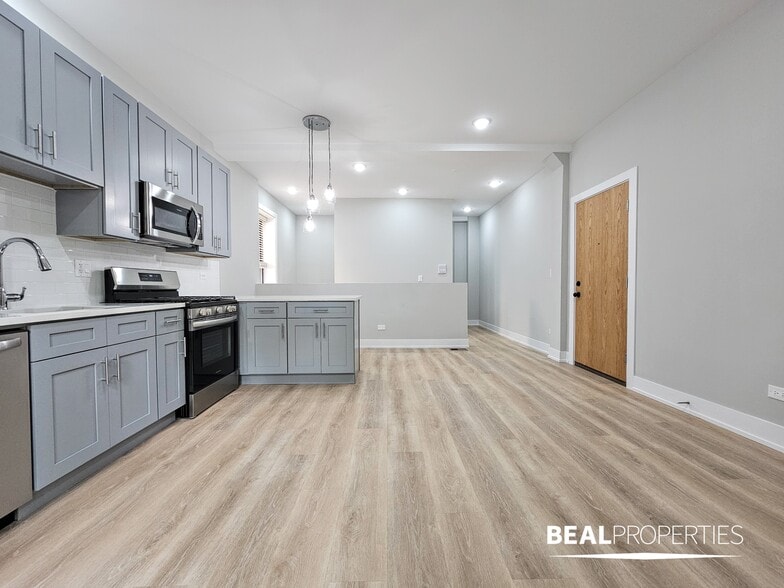 Building Photo - 428 W Belden Ave