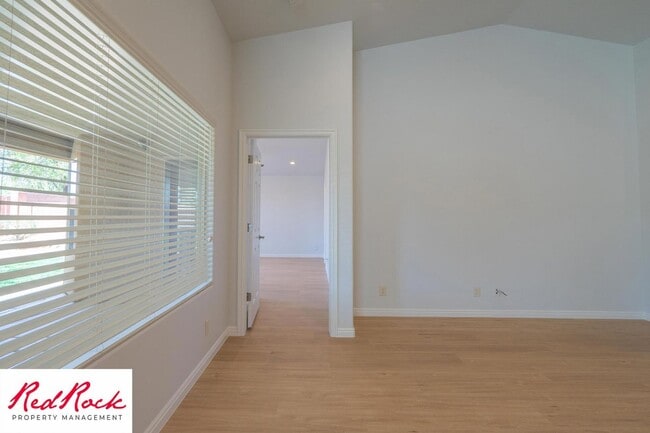 Building Photo - 4 Bedroom in Amber Estates - Newer LVP Flooring throughout home!