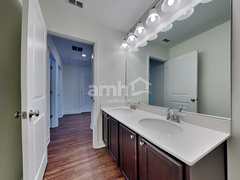 Building Photo - 1045 Island Pond Dr