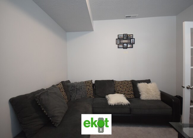 Building Photo - Spacious Townhome Near Shopping! 3 BD 2.5 BTH