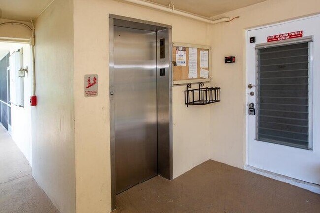 Building Photo - 651 Pine Dr